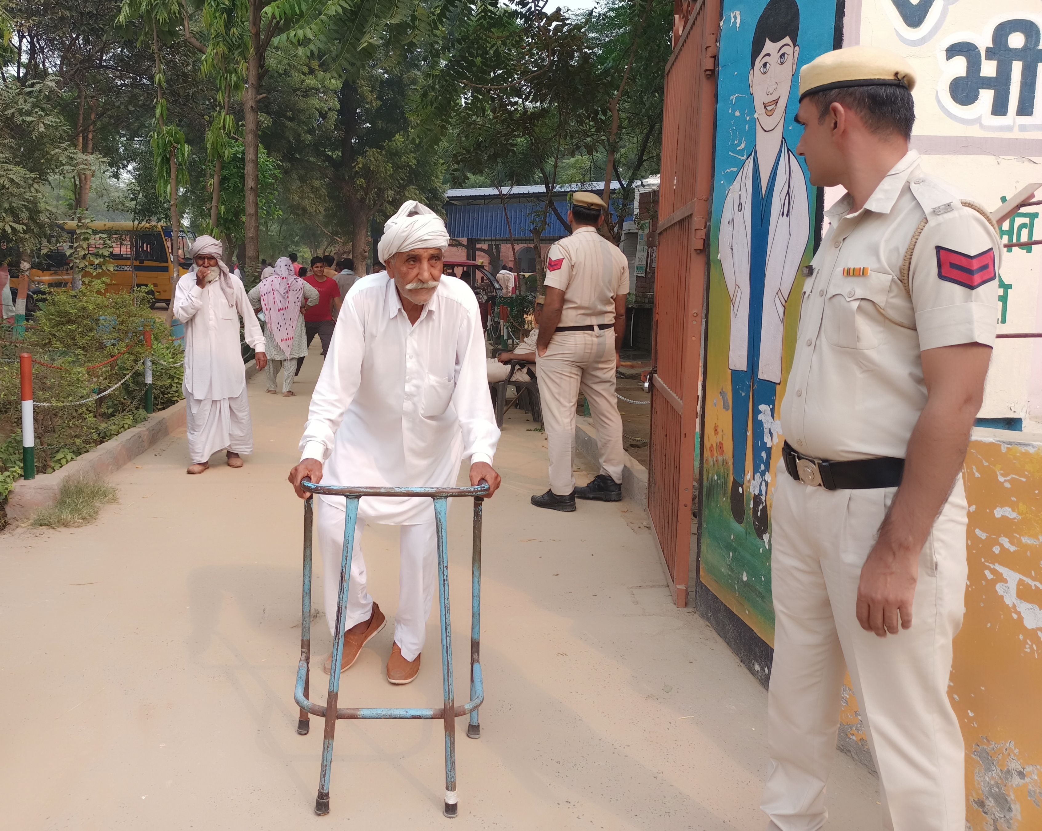 मतदान के लिए आया लालचंद । संवाद मतदान के लिए आया लालचंद । संवाद