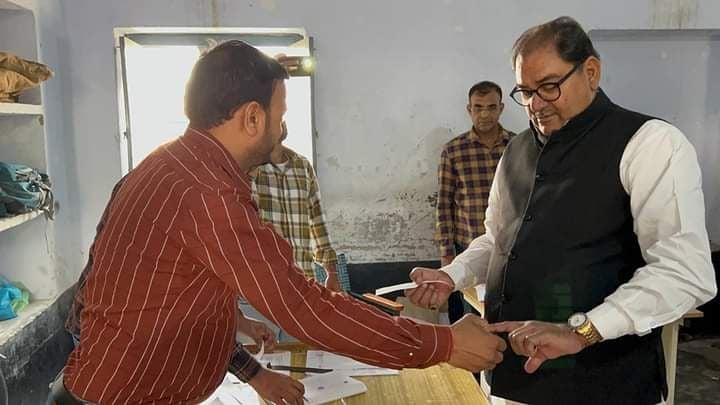 मतदान करते ऐलनाबाद विधायक अभय सिंह चौटाला। संवाद मतदान करते ऐलनाबाद विधायक अभय सिंह चौटाला। संवाद