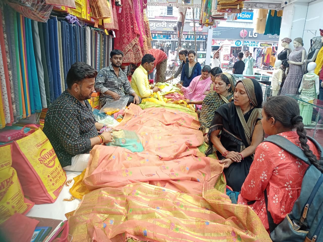 नगर के स्टेशन-चौक रोड स्थित एक साड़ी की दुकान में कपड़ों की खरीदारी करती महिलाएं। नगर के स्टेशन-चौक रोड स्थित एक साड़ी की दुकान में कपड़ों की खरीदारी करती महिलाएं।