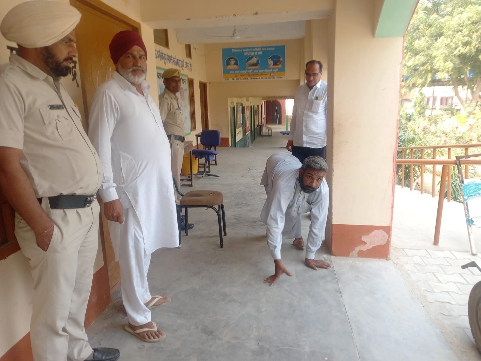 ओढां के गांव चोरमार खेड़ा में वोट डालने के लिए बूथ पर पहुंचा दिव्यांग जगसीर सिंह ओढां के गांव चोरमार खेड़ा में वोट डालने के लिए बूथ पर पहुंचा दिव्यांग जगसीर सिंह