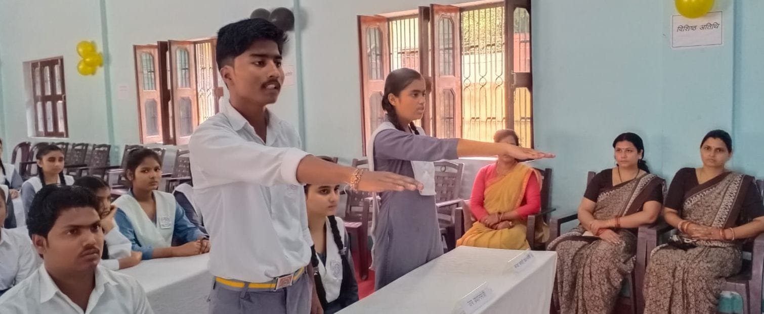 शपथ लेते प्रधानमंत्री छात्र भुवनेश्वर व छात्रा रिया। शपथ लेते प्रधानमंत्री छात्र भुवनेश्वर व छात्रा रिया।