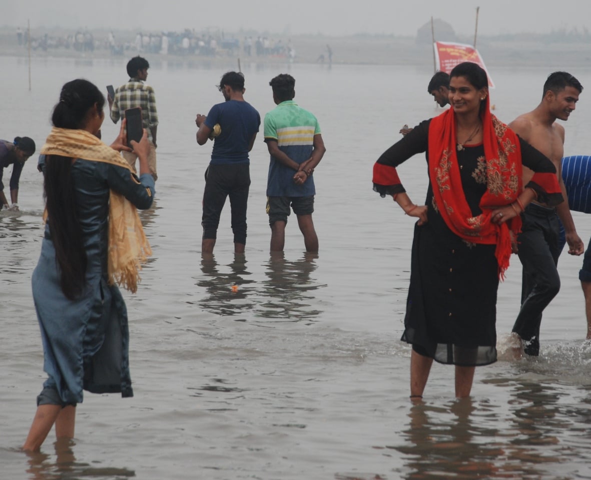 तो खिंच मेरी फोटो:बागपत यमुना में स्नान के बाद यमुना में स्नान के बाद मोबाइल से फोटो खिंचवाती महि? तो खिंच मेरी फोटो:बागपत यमुना में स्नान के बाद यमुना में स्नान के बाद मोबाइल से फोटो खिंचवाती महि?