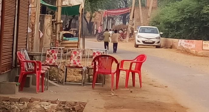 चुनाव प्रचार के अंतिम दिन गांव में खाली नजर आती कुर्सियां चुनाव प्रचार के अंतिम दिन गांव में खाली नजर आती कुर्सियां