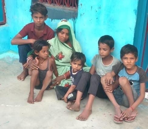 फोटो 10 बीएनडीपी 13- घटना के बाद घर के बाहर बैठी पत्नी व बच्चे फोटो 10 बीएनडीपी 13- घटना के बाद घर के बाहर बैठी पत्नी व बच्चे