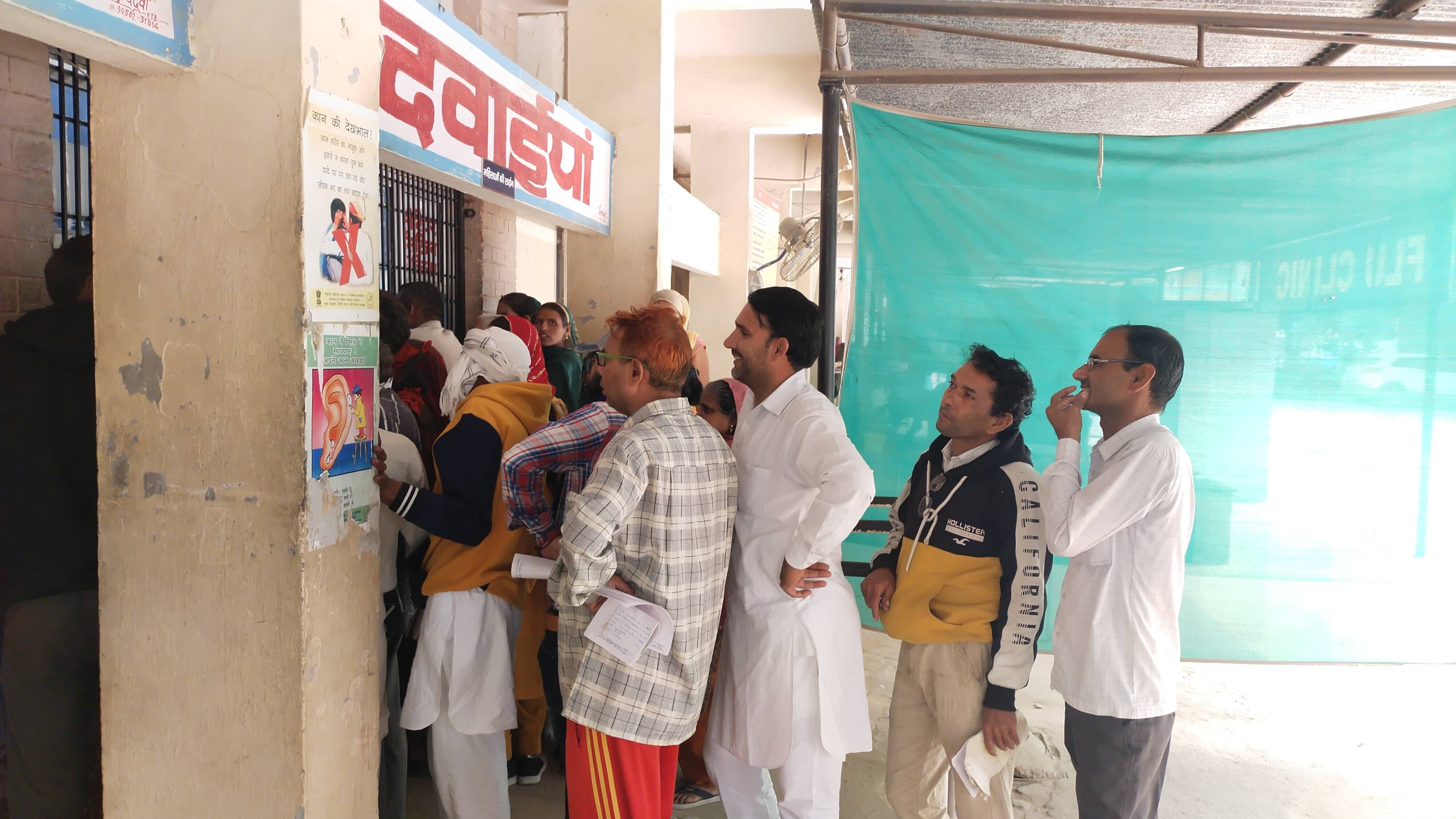 नागरिक अस्पताल में दवाई लेने के लिए लाइन में लगे मरीज।