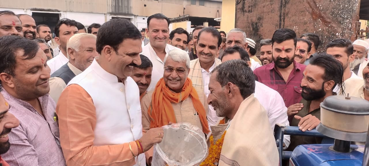 सहकारी चीनी मिल सरसावा में किसान को सम्मनित करते नकुड़ विधायक मुकेश चौधरी सहकारी चीनी मिल सरसावा में किसान को सम्मनित करते नकुड़ विधायक मुकेश चौधरी