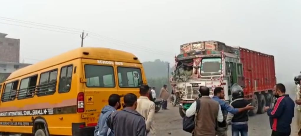 शामली मुजफ्फरनगर मार्ग स्थित गांव फतेहपुर के पास सड़क हादसे के बाद एकत्र भीड़। शामली मुजफ्फरनगर मार्ग स्थित गांव फतेहपुर के पास सड़क हादसे के बाद एकत्र भीड़।