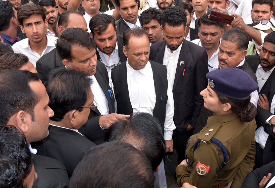 दीवानी कचहरी तिराहे पर मानव श्रंखला बना जाम के दौरान एएसपी से वार्ता करते अधिवक्ता संघ के पदाधिक दीवानी कचहरी तिराहे पर मानव श्रंखला बना जाम के दौरान एएसपी से वार्ता करते अधिवक्ता संघ के पदाधिक