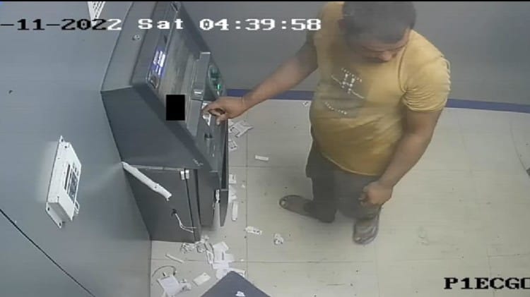 मुंबई से आई कॉल ने बचा ली एटीएम में चोरी की घटना मुंबई से आई कॉल ने बचा ली एटीएम में चोरी की घटना