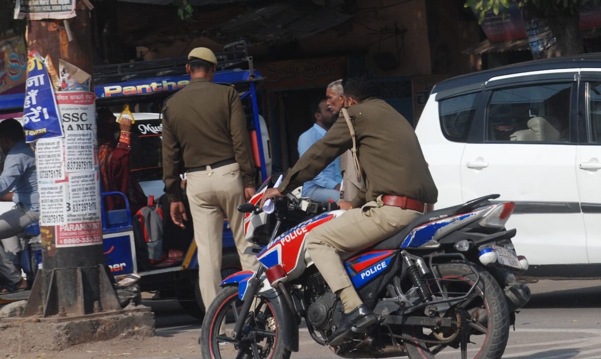 बागपत के राष्ट्र वंदना चौक पर यातायात पुलिसकर्मियों के सामने से बिना हेलमेट के फैंटम लेकर गुजरत? बागपत के राष्ट्र वंदना चौक पर यातायात पुलिसकर्मियों के सामने से बिना हेलमेट के फैंटम लेकर गुजरत?