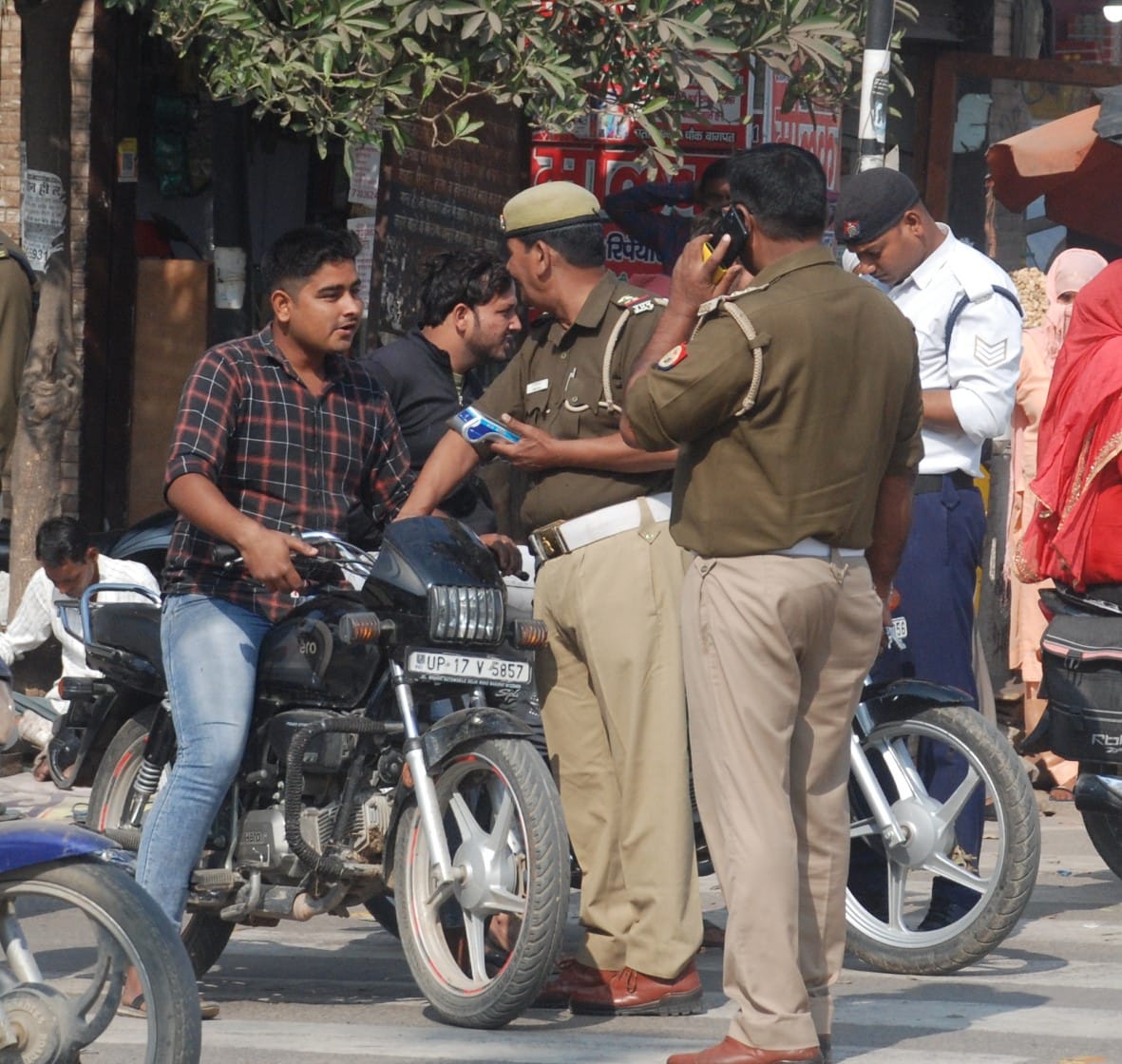 हेलमेट कहां है आपका, चलो चालान होगा, बाइक की चाबी दो जरा साइड में लगाओ अपनी बाइक:बागपत के राष्ट्र व? हेलमेट कहां है आपका, चलो चालान होगा, बाइक की चाबी दो जरा साइड में लगाओ अपनी बाइक:बागपत के राष्ट्र व?