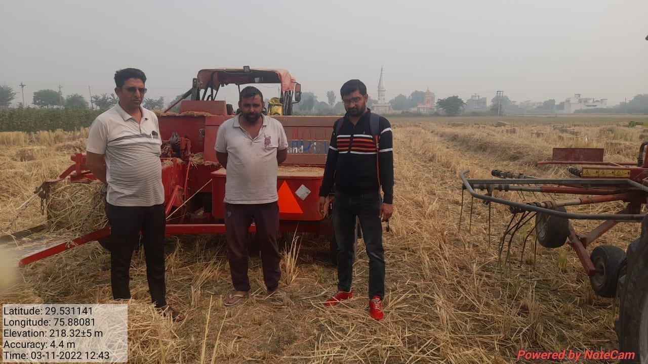 हिसार। धान के खेत से पराली की गांठ बनाने के लिए लगी मशीन।