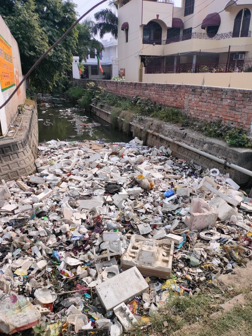 कचरे से पटा विधायक आवास के पास स्थित नाला। कचरे से पटा विधायक आवास के पास स्थित नाला।