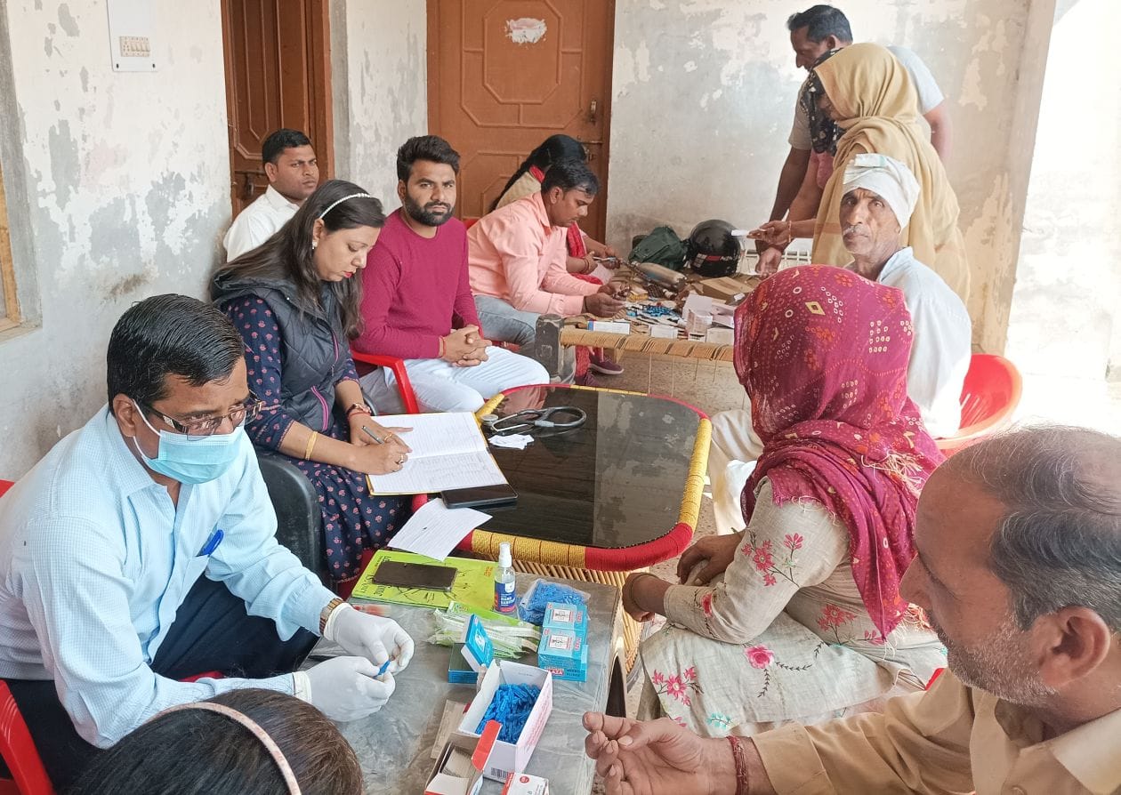 औरंगाबाद में बुखार के मरीजों को दवा देते चिकित्सक