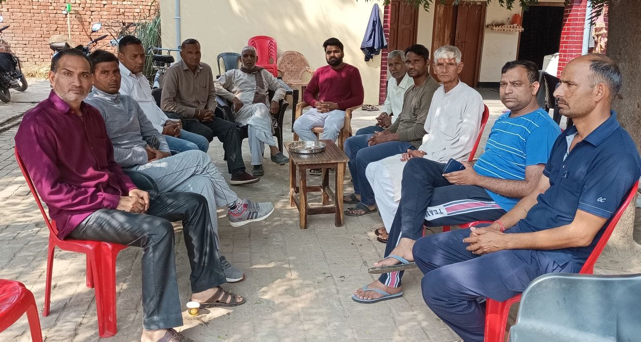 औरंगाबाद में बुखार से मृतक अनीता के घर बैठे दुखी परिजन व रिश्तेदार