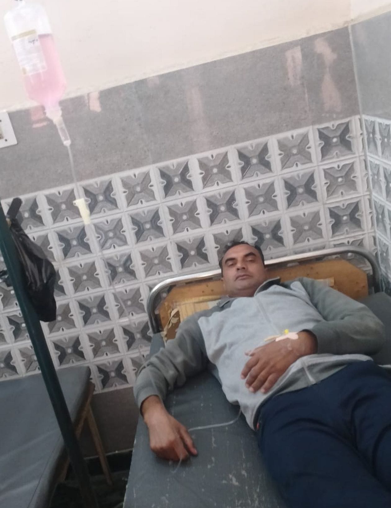 औरंगाबाद में बुखार से पीड़ित मरीज को चढ़ती ड्रिप