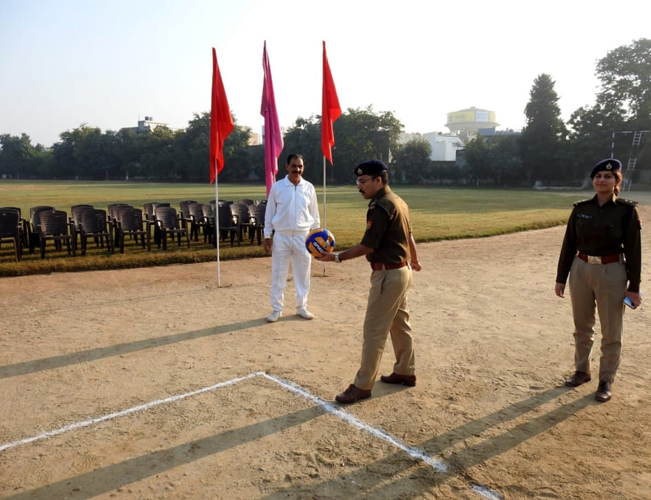 पुलिस लाइन में आयोजित बॉलीबाल प्रतियोगिता का शुभारंभ करते एसएसपी विपिन ताडा