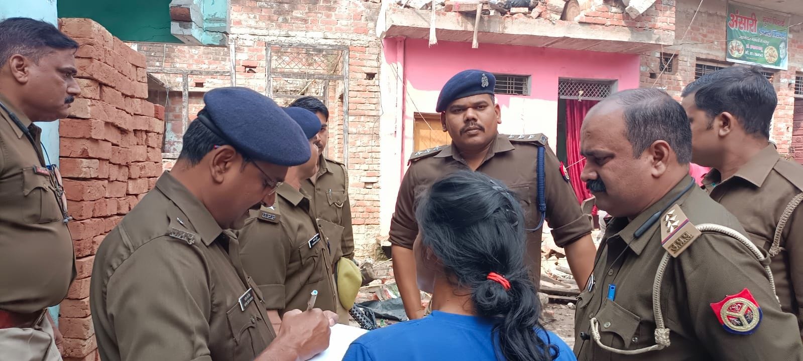 पड़ोसियों से घटना की जानकारी लेते एसपी सिटी कपिल देव सिंह। संवाद पड़ोसियों से घटना की जानकारी लेते एसपी सिटी कपिल देव सिंह। संवाद