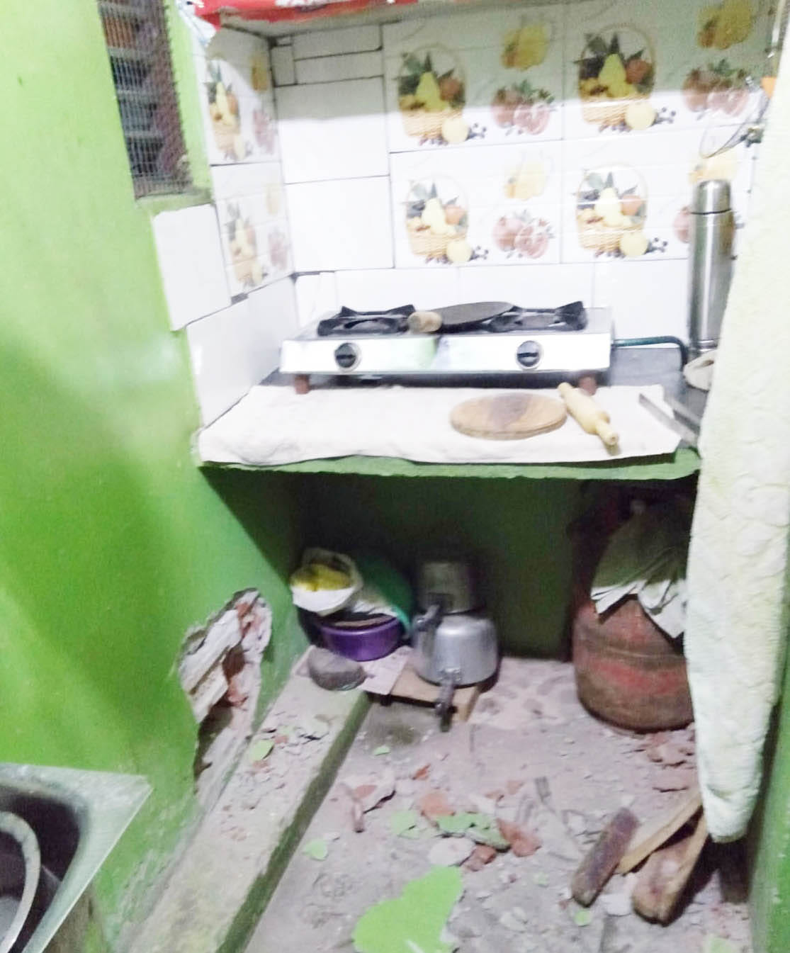 सिंभावली चीनी मिल का टर्बाइन का हिस्सा घर में पड़ा, मकान का कुछ हिस्सा हुआ क्षतिग्रस्त।