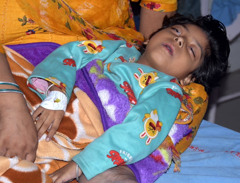 वार्ड में भर्ती बच्चा