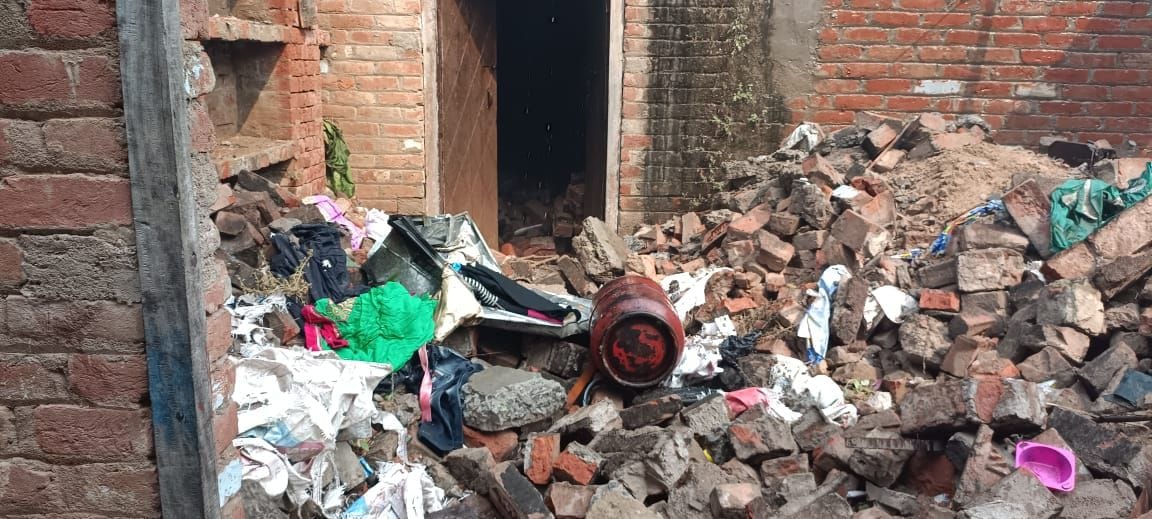 विस्फोट के बाद घर के अंदर पड़ा मलवा और सिलिंडर। संवाद विस्फोट के बाद घर के अंदर पड़ा मलवा और सिलिंडर। संवाद