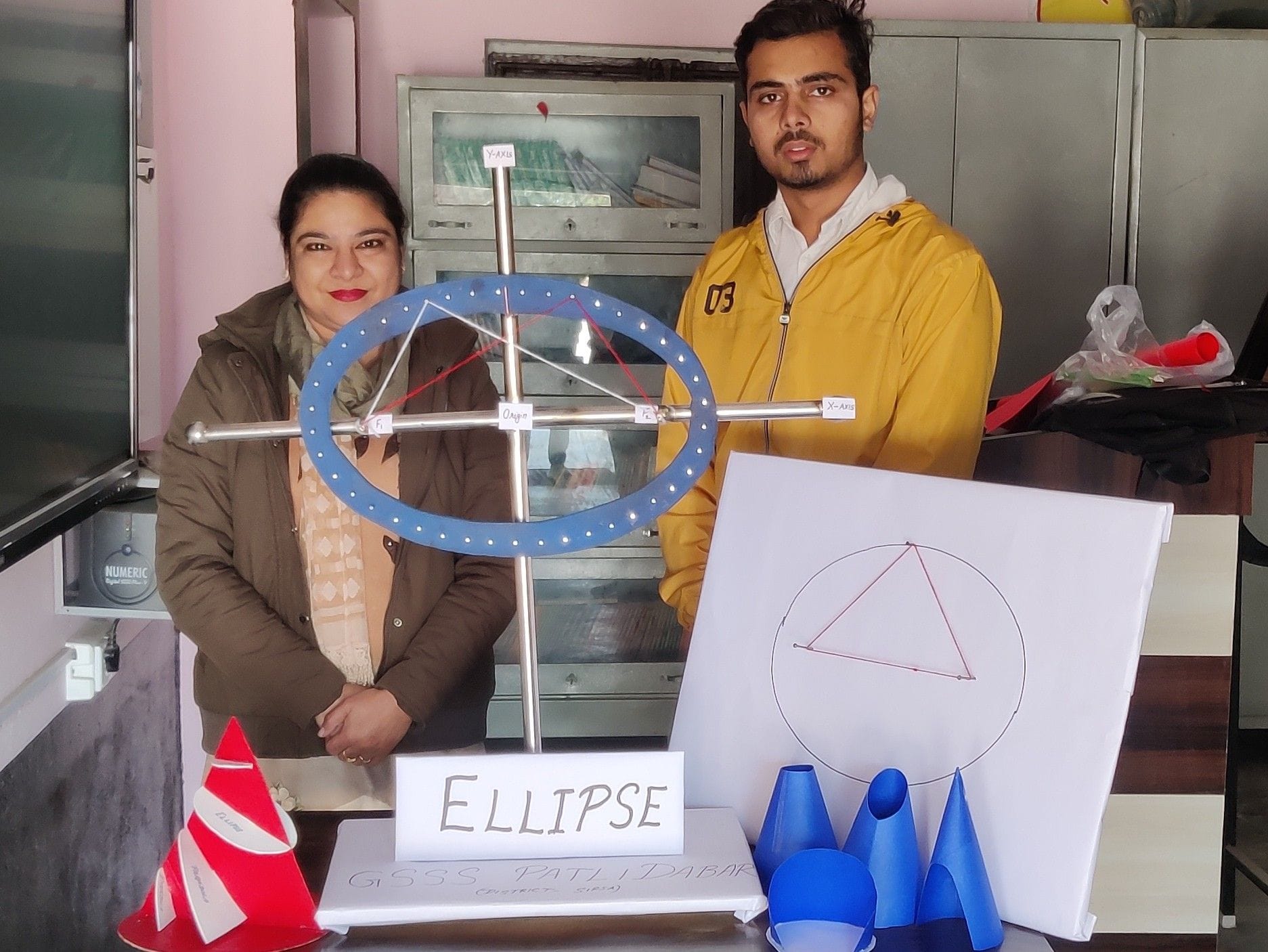 विद्यार्थी परमिंद्र सिंह व उनकी गाइड विम्मी गोयल मॉडल दिखाते हुए। विद्यार्थी परमिंद्र सिंह व उनकी गाइड विम्मी गोयल मॉडल दिखाते हुए।
