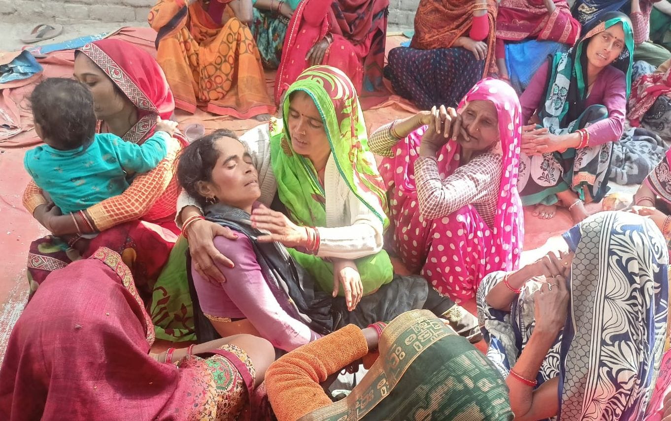 फोटो-18- रोती बिलखती मृतक की पत्नी कलारानी फोटो-18- रोती बिलखती मृतक की पत्नी कलारानी