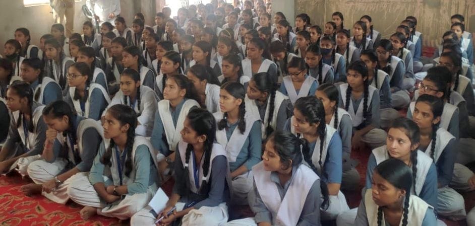 फोटो-6- पुलिस की पाठशाला में मौजूद छात्राएं।  संवाद