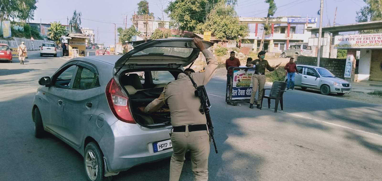 गोविंदघाट बैरियर पर वाहन की जांच करता एक पुलिस जवान। संवाद गोविंदघाट बैरियर पर वाहन की जांच करता एक पुलिस जवान। संवाद