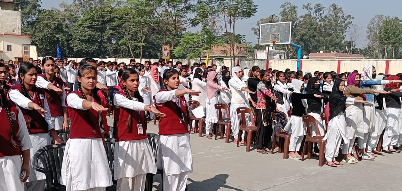 नहटौर के ऑक्सफोर्ड पब्लिक स्कूल में नया सवेरा अभियान के तहत शपथ लेते छात्र छात्राएं। नहटौर के ऑक्सफोर्ड पब्लिक स्कूल में नया सवेरा अभियान के तहत शपथ लेते छात्र छात्राएं।