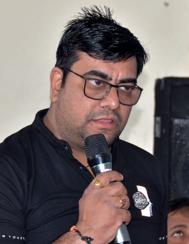 सवाल पुछते ट्रांसपोर्टर्स मोहित जैन