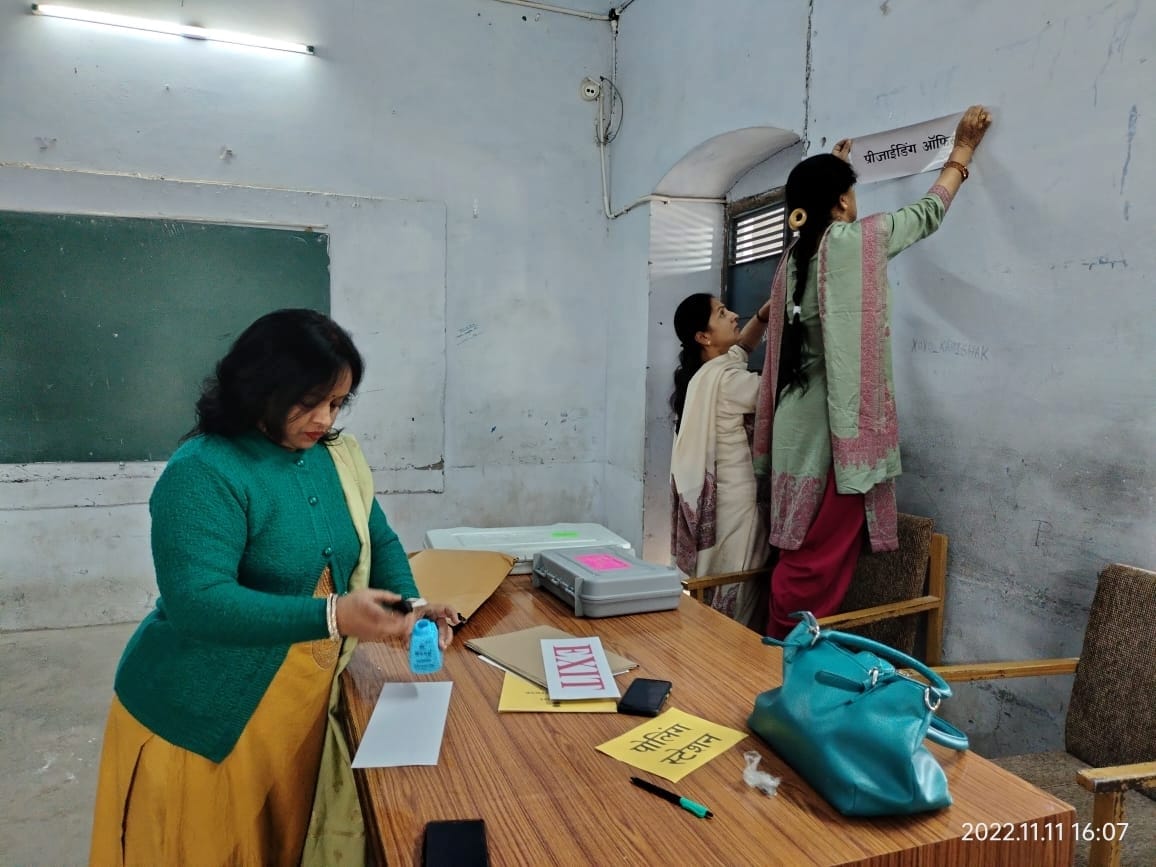 शमशेर स्कूल नाहन में बनाए गए महिला पोलिंग बूथ पर तैयारियां में जुटीं महिला कर्मचारी। संवाद शमशेर स्कूल नाहन में बनाए गए महिला पोलिंग बूथ पर तैयारियां में जुटीं महिला कर्मचारी। संवाद