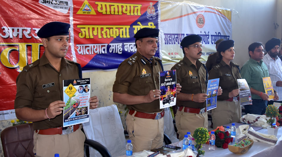 टीपी नगर में अमर उजाला संवाद कार्यक्रम में जागरूक प्रतांक का विमोचन करते डीआईजी एसके सिंह व एसएस?