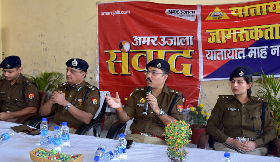 टीपी नगर में अमर उजाला संवाद कार्यक्रम में संवाद करते एसएसपी विपिन ताडा