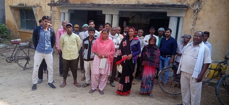 खाद के लिए चिल्लाते रहे किसान, गोदाम बंद कर सचिव फरार खाद के लिए चिल्लाते रहे किसान, गोदाम बंद कर सचिव फरार