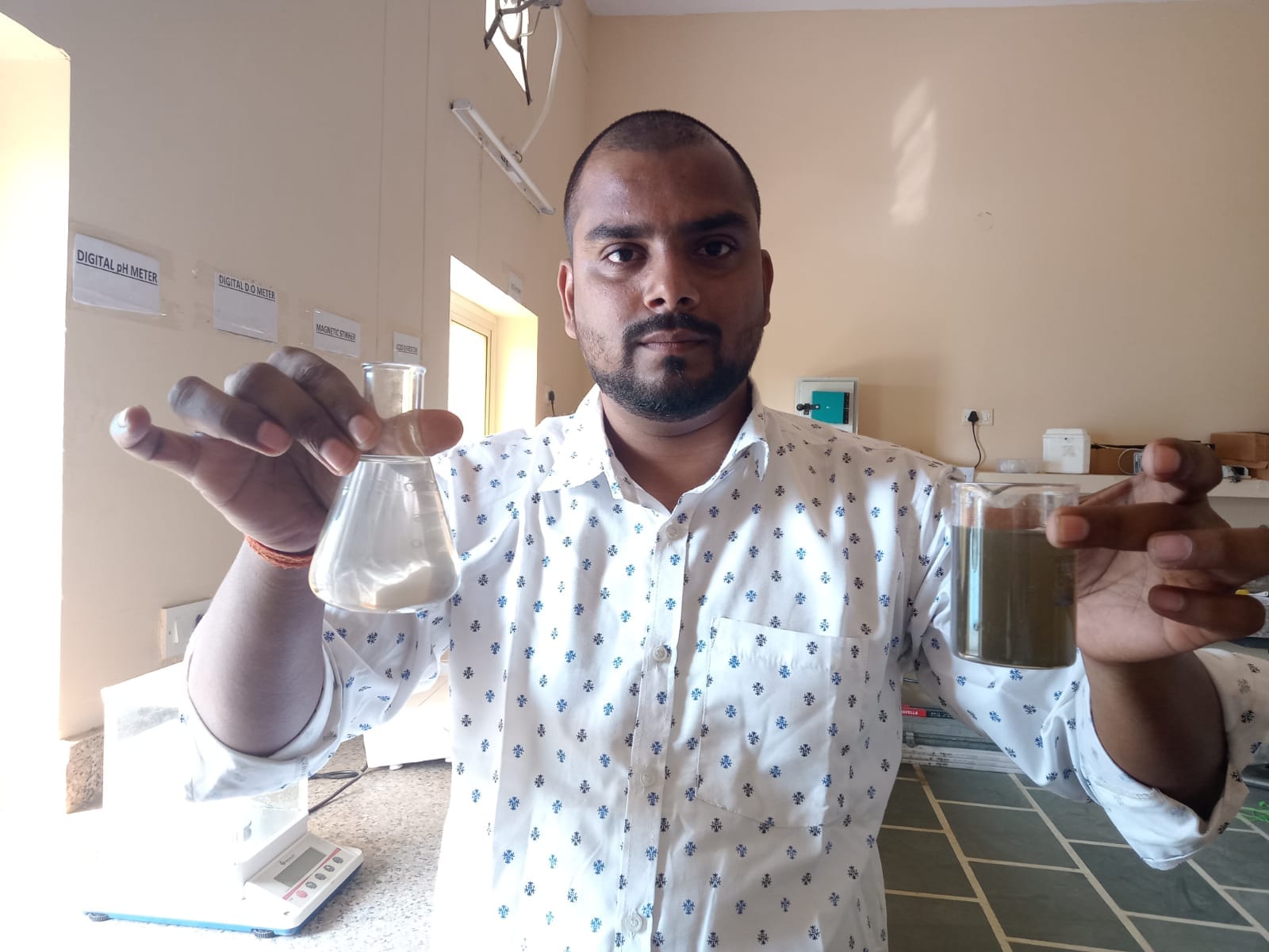 बागपत के पुराना कस्बे स्थित वाटर ट्रीटमेंट प्लांट में दूषित व साफ पानी का सैंपल दिखाता हुए बागपत के पुराना कस्बे स्थित वाटर ट्रीटमेंट प्लांट में दूषित व साफ पानी का सैंपल दिखाता हुए