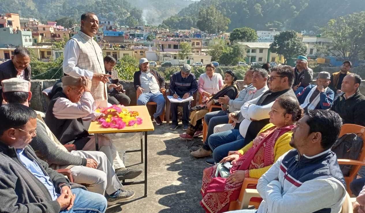 बागेश्वर में कांग्रेस की बैठक को संबोधित करते जिला प्रभारी महेंद्र लुंठी। संवाद 
