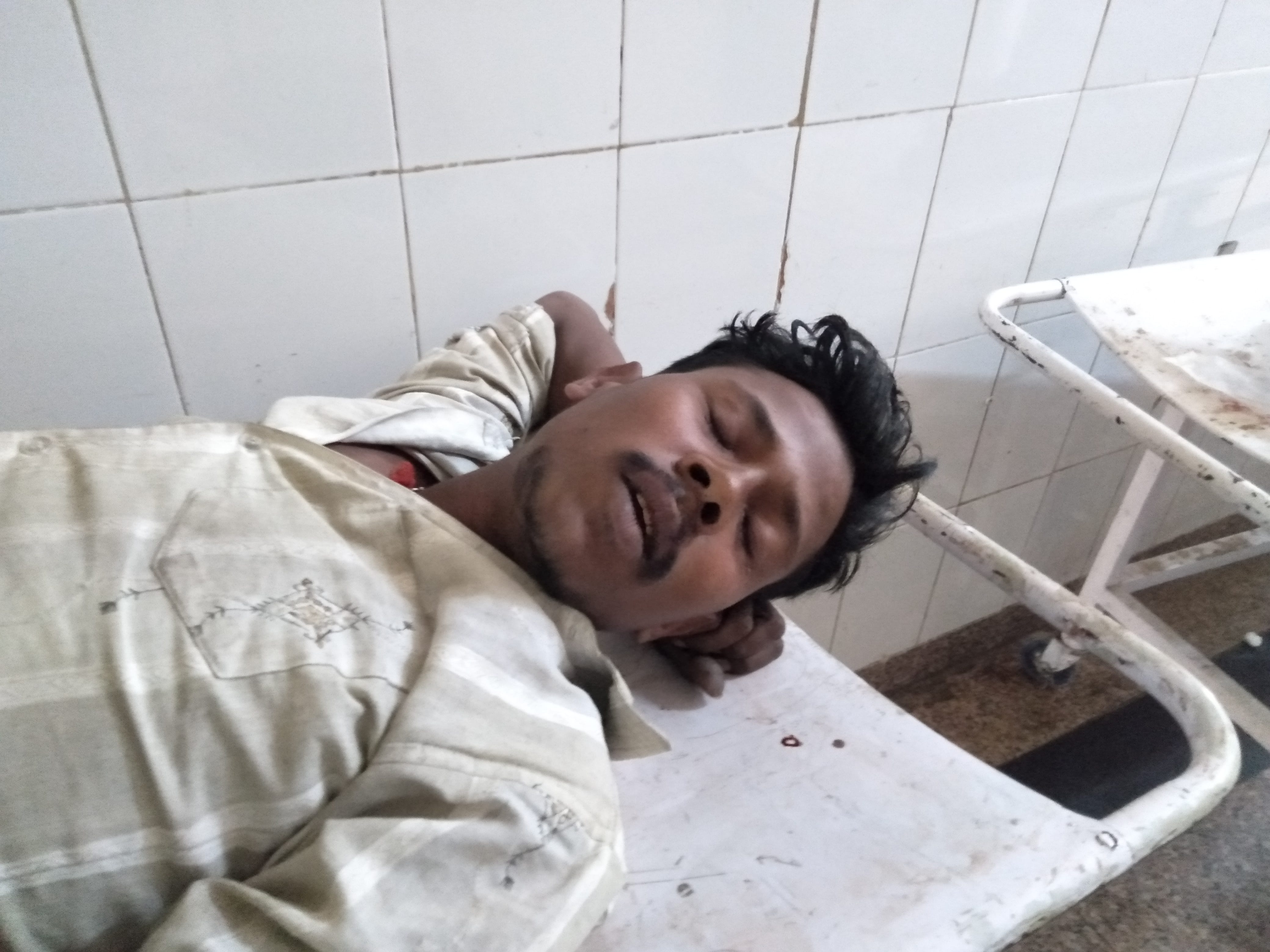 फोटो 13 बीएनडीपी 06 व 07- पोल टूटने से घायल लाइन मैन मनोज व वसीम। संवाद फोटो 13 बीएनडीपी 06 व 07- पोल टूटने से घायल लाइन मैन मनोज व वसीम। संवाद