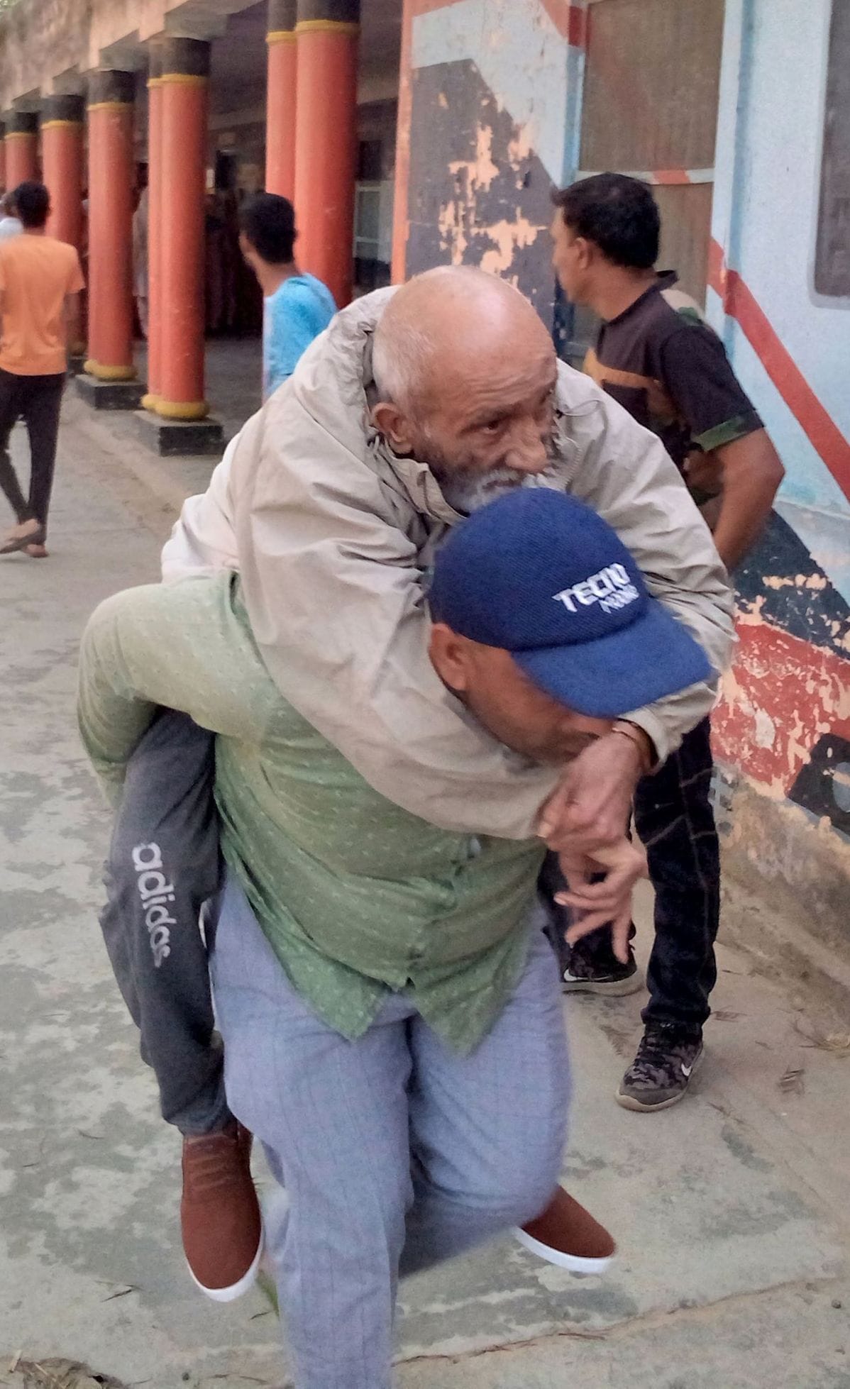 गांव बड़वासनी में परिजन की पीठ पर बैठकर मतदान केंद्र पर जाते 70 वर्षीय धर्मबीर। संवाद गांव बड़वासनी में परिजन की पीठ पर बैठकर मतदान केंद्र पर जाते 70 वर्षीय धर्मबीर। संवाद