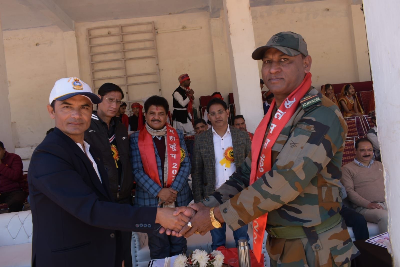 रानीखेत में खेल महाकुंभ के दौरान सैन्य अधिकारियों का स्वागत करते ब्लाक समन्वयक डा. शिवराज बिष्ट, 