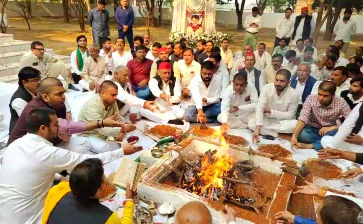 समाधि स्थल पर रणवीर सिंह यादव की स्मृति में आयोजित हवन पूजन में परिवार के साथ आहुति देते सपा के रा?