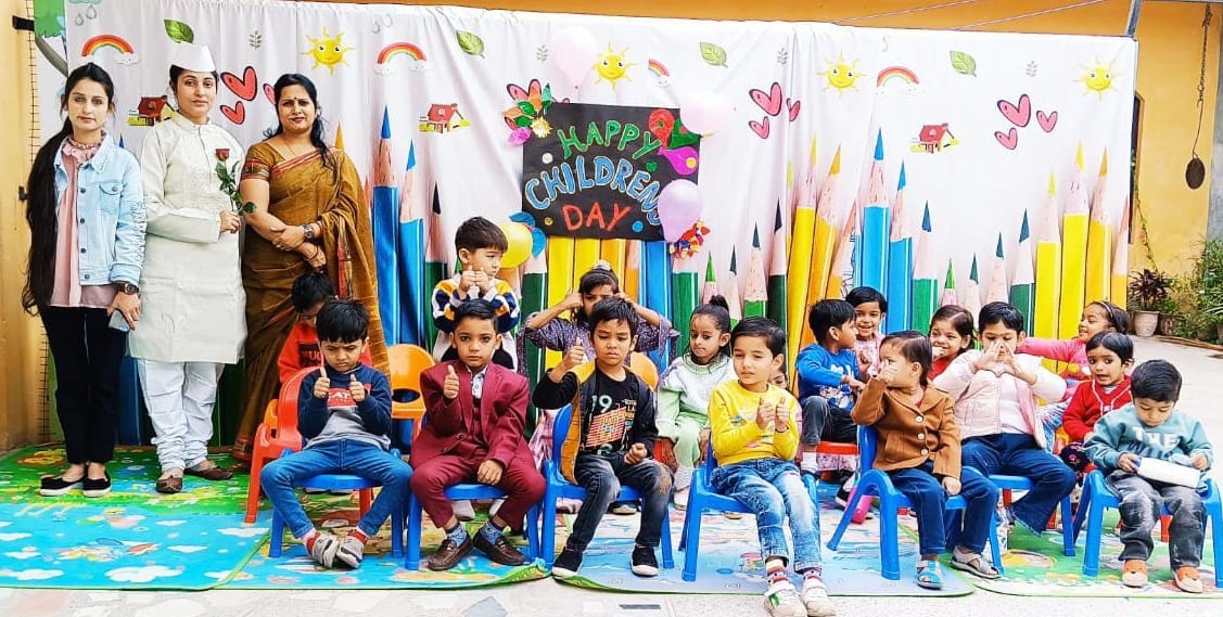 अर्ली बर्ड्स प्रीस्कूल में बाल दिवस मनाते बच्चें अर्ली बर्ड्स प्रीस्कूल में बाल दिवस मनाते बच्चें