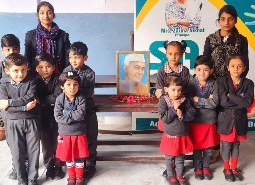 बेहट की सैस एकेडमी में बाल दिवस पर आयोजित कार्यक्रम में प्रस्तुति देते बच्चें बेहट की सैस एकेडमी में बाल दिवस पर आयोजित कार्यक्रम में प्रस्तुति देते बच्चें