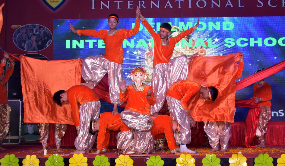 बेहट रोड स्थित डेलमाउंट इंटरनेशनल स्कूल में बाल दिवस पर आयोजित कार्यक्रम में प्रस्तुति देते छात बेहट रोड स्थित डेलमाउंट इंटरनेशनल स्कूल में बाल दिवस पर आयोजित कार्यक्रम में प्रस्तुति देते छात