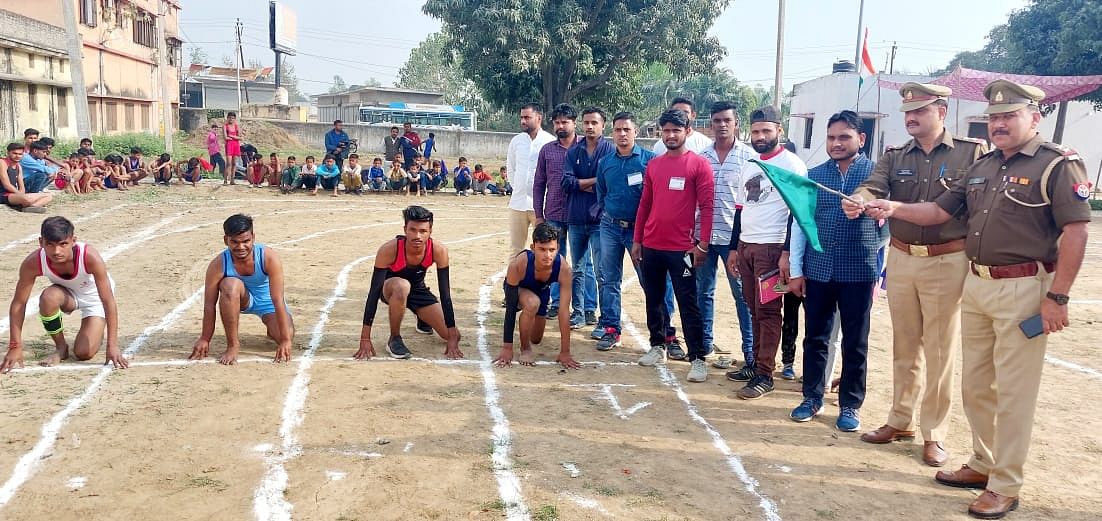 चिलकाना में दौड़ प्रतियोगिता का शुभारंभ करते थानाध्यक्ष