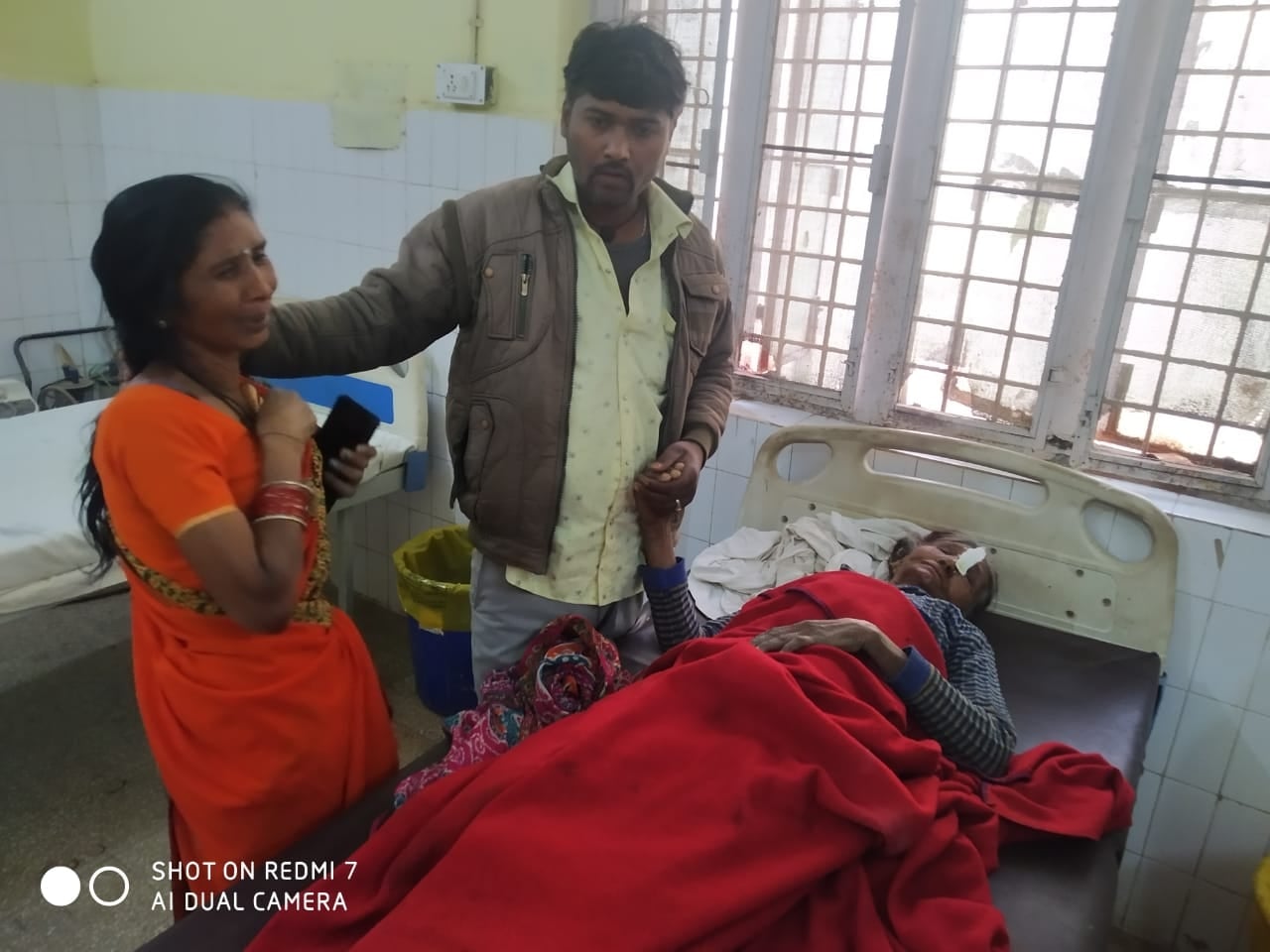 फोटो 14 बीएनडीपी 11- बबेरू सीएचसी में भर्ती सुरतिया के पास खड़े परिजन। संवाद फोटो 14 बीएनडीपी 11- बबेरू सीएचसी में भर्ती सुरतिया के पास खड़े परिजन। संवाद