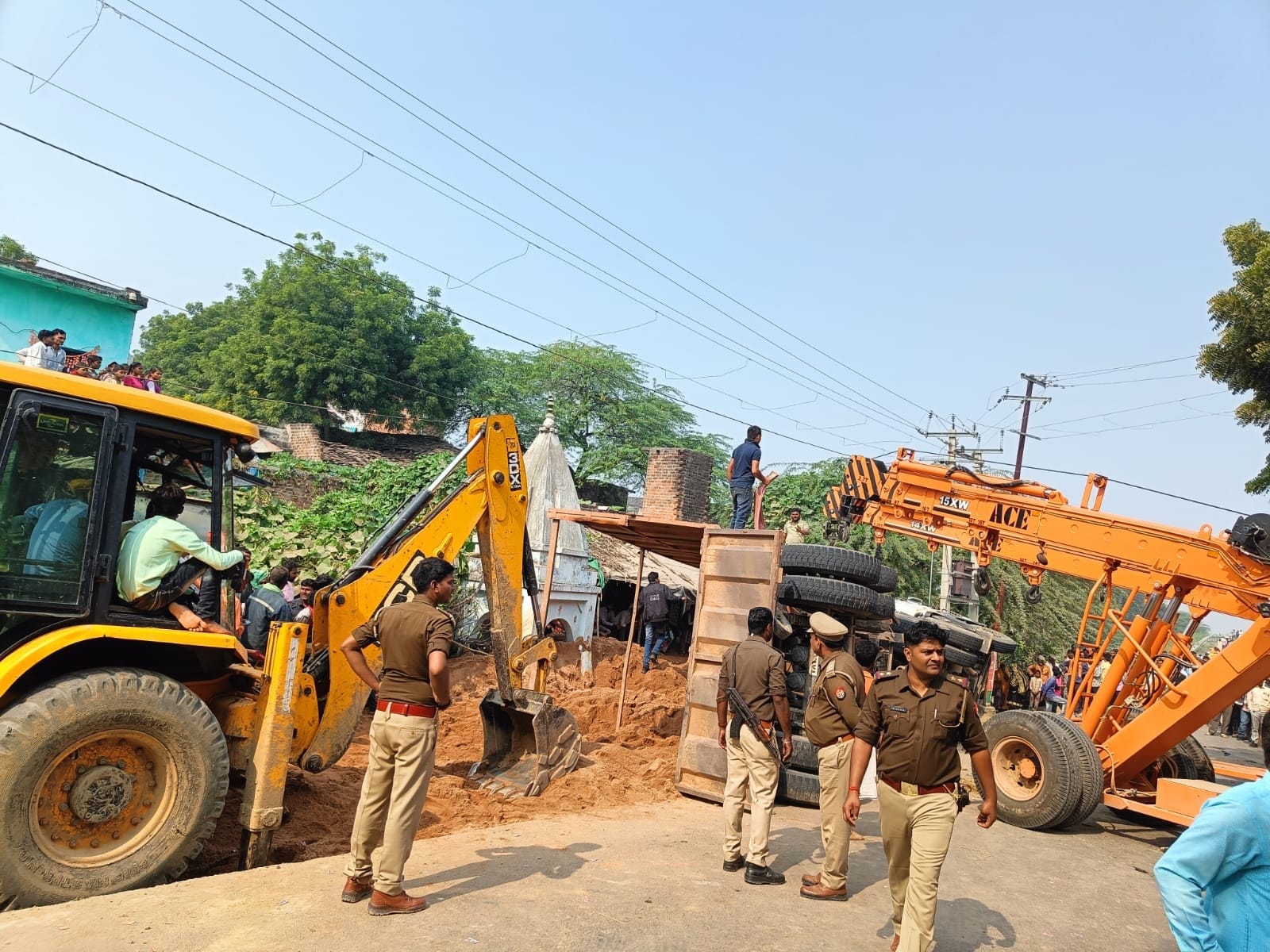 फोटो 14 बीएनडीपी 14- हाइड्रा व जेसीबी से ट्रक को निकालते पुलिस कर्मी। संवाद फोटो 14 बीएनडीपी 14- हाइड्रा व जेसीबी से ट्रक को निकालते पुलिस कर्मी। संवाद
