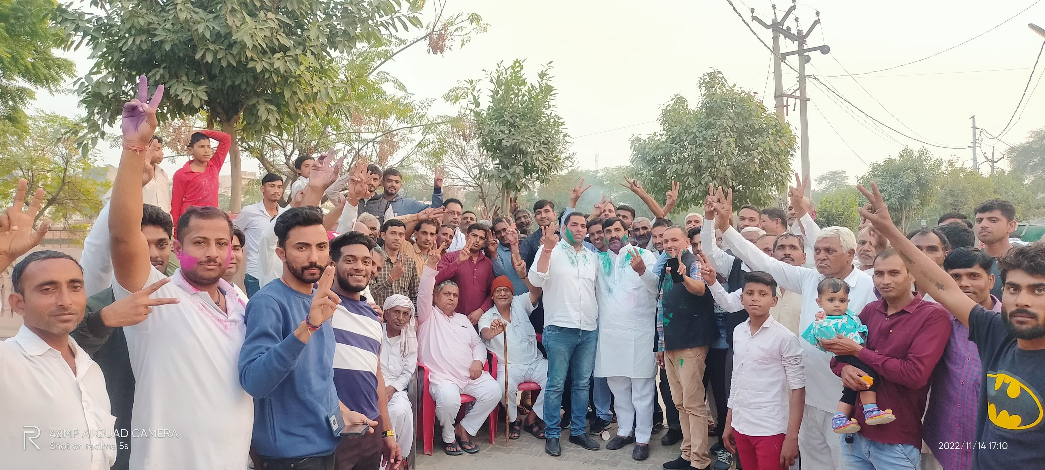 हांसी। गांव ढाणा खुर्द में सर्व सम्मति से सरपंच चुनने के बाद नरेश यादव व ग्रामीणों ने मनाया जीत क? हांसी। गांव ढाणा खुर्द में सर्व सम्मति से सरपंच चुनने के बाद नरेश यादव व ग्रामीणों ने मनाया जीत क?