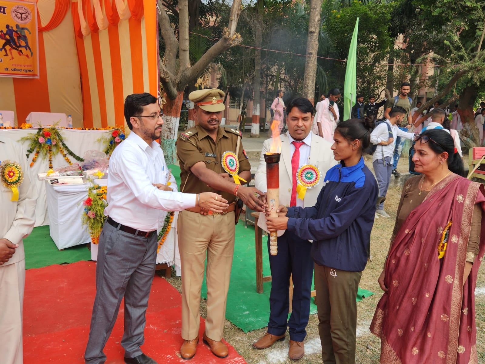 राजकीय महाविद्यालय में वार्षिक खेलकूद प्रतियोगिता में छात्रा को मशाल देते अतिथिगण
