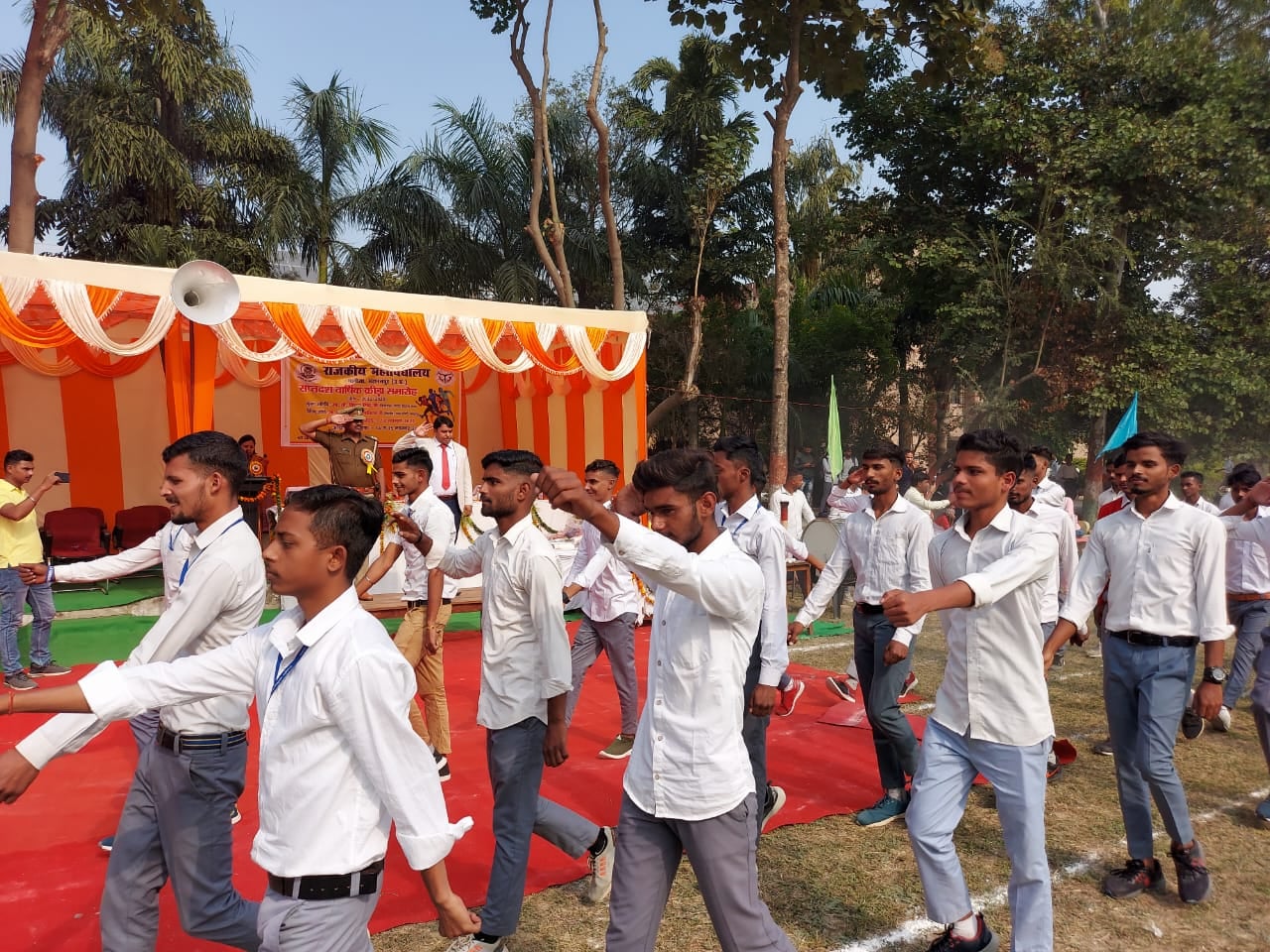 राजकीय महाविद्यालय में वार्षिक खेलकूद प्रतियोगिता में मार्च पास्ट करते छात्र
